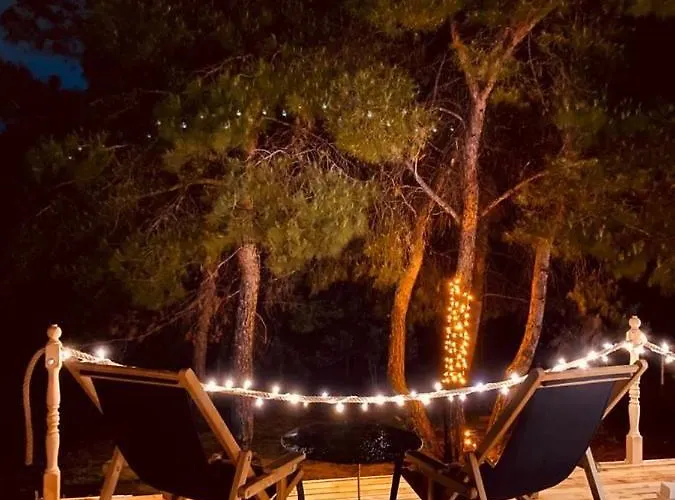 Lodge Dome Glamping Suits Foca